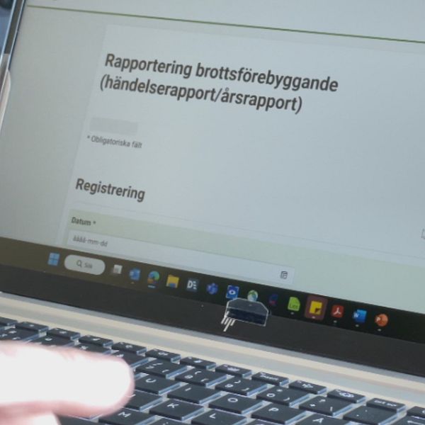En delad bild som visar en dator med en öppen webbapplikation för rapportering av brottsförebyggande händelser på vänster sida. På höger sida syns en person, klädd i en mörk jacka, som deltar i en diskussion eller presentation. Texten på datorns skärm indikerar registrering av information relaterad till brottsförebyggande rapporter.
