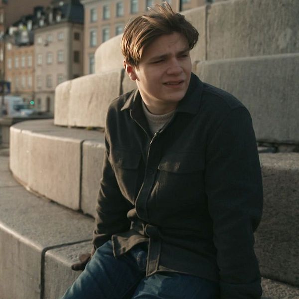 Delad bild. Vänster: man sitter vid stenstruktur. Höger: text ”Laziest way to make money online.”