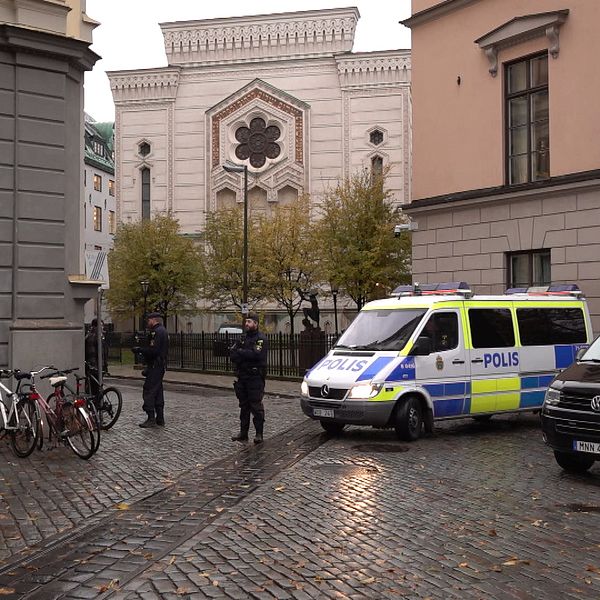 Polis framför stora synagogan i Stockholm. Aron Verständig, ordf Judiska centralrådet (till höger).