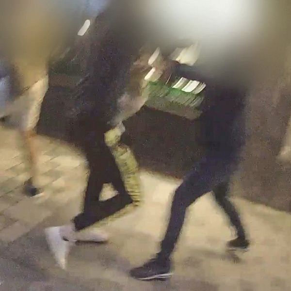 Tvådelad bild. Till vänster: Ögonblicket då huliganer ryker ihop. Till höger: Person i militärkläder håller ett vapen.
