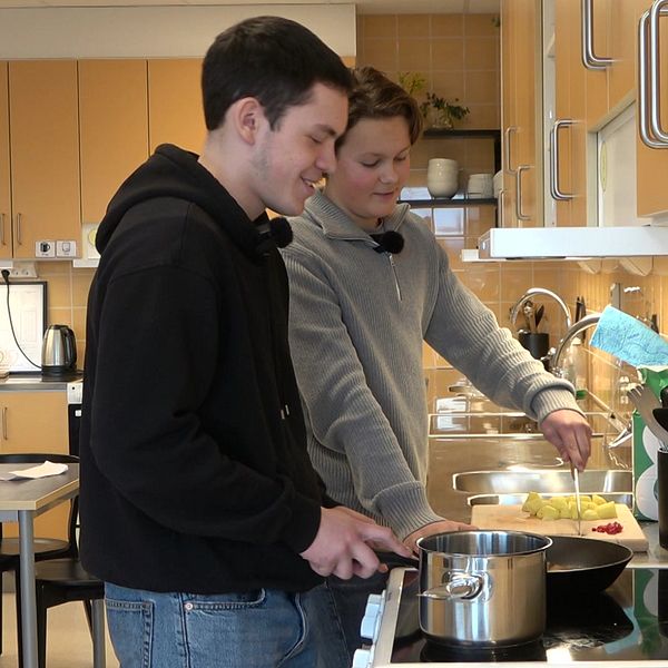 Tvådelad bild. Till vänster: två personer lagar mat. Till höger: Chicken Kiev