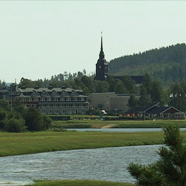 Till vänster bild på Överkalix med hotellet och Kyrkan synliga. Till höger bild på mäklare Akos Fonda.