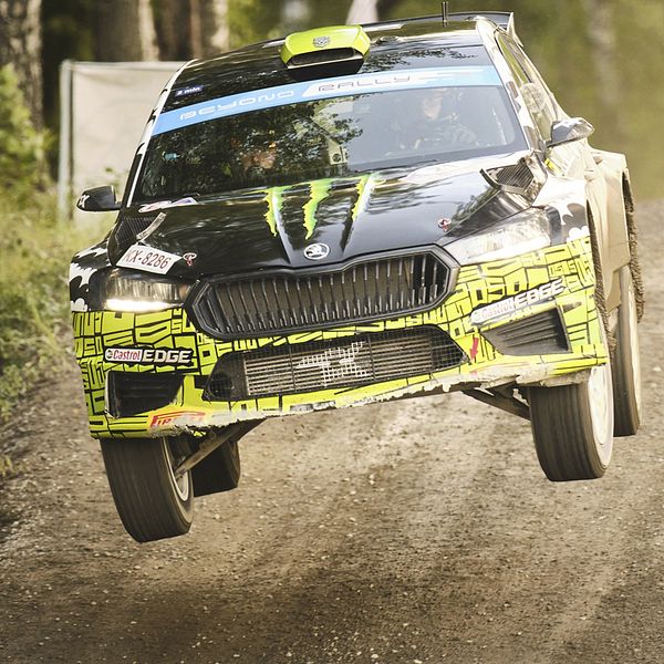 Oliver Solberg, i rallybilen och en porträttbild.