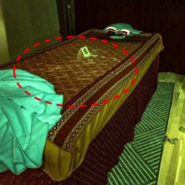 Delad bild. Till vänster: bäddad säng markerad med röd cirkel. Till höger: man i skjorta.