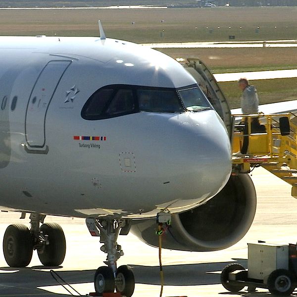 Till vänster syns ett flygplan på en flygplats. Till höger står Anko van der Werff, vd för SAS.