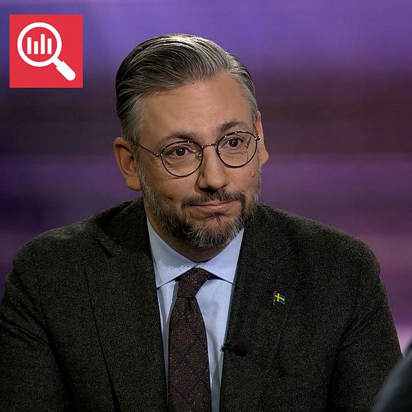 Delad bild med två sektioner. Vänster sektion visar en Muharrem Demirok i en mörk kostym och slips framför en lila bakgrund. Höger sektion visar Elisabeth Marmorstein i en svart klänning i en inomhusmiljö med ljusa väggar.