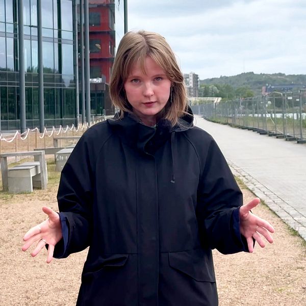 Reporter vid vallokal och hand som lägger röst i valurna