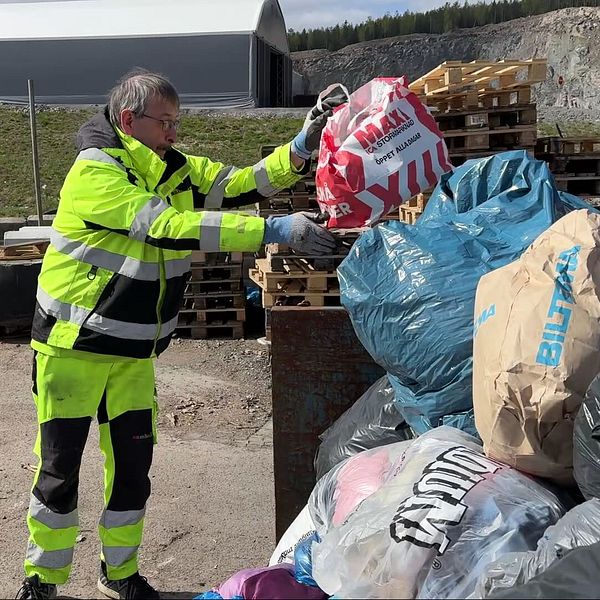 Delad bild. Vänster: person slänger påse på överfull sopstation. Höger: full klädinsamling.