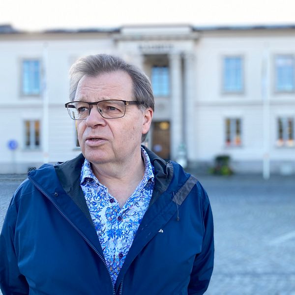 Socialdemokratiska oppositionsrådet Per-Ola Mattsson framför rådhuset i Karlshamn.