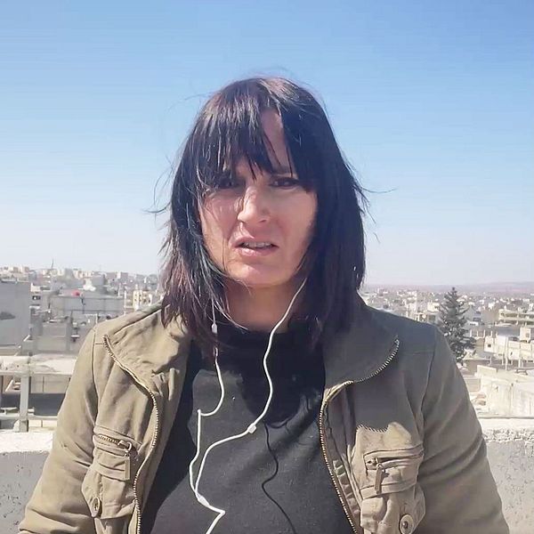 Tvådelad bild. Till vänster frilansjournalisten Lina Malers med en stad i Syrien i bakgrunden. Till höger säkerhetsstyrkor lojala till Syriens regering som står vid ett stridsfordon på en väg i Latakia.