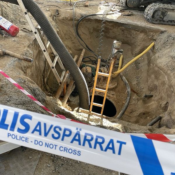 Tvådelad bild. Till vänster: avspärrat hål i marken. Till höger: person i röd räddningsuniform.