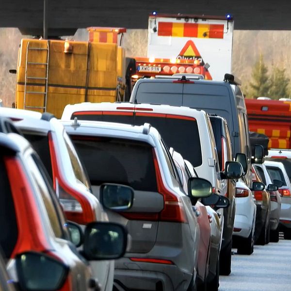 Bilden består av två sektioner. Den vänstra sektionen visar bilar i kö på en trafikerad väg. Den högra sektionen visar trafikverkets presschef Bengt Olsson.