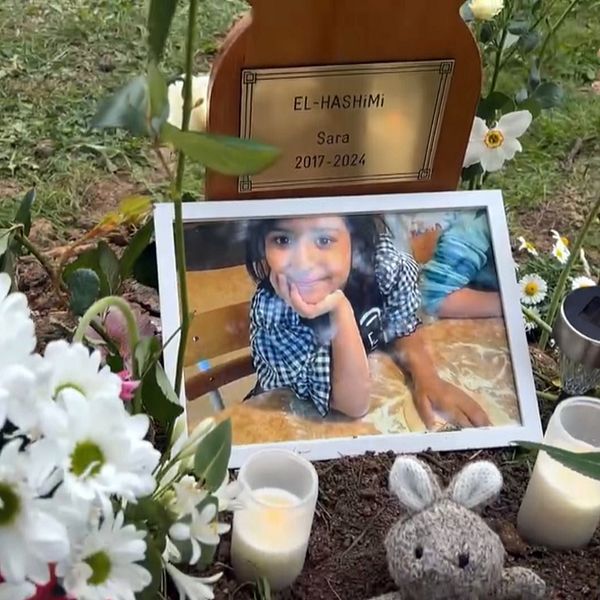 Till vänster: Bild på Sara Alhashimi står på marken med minnesljus runt. Till höger: Sara Alhashimi kusin Aya Alhashimi