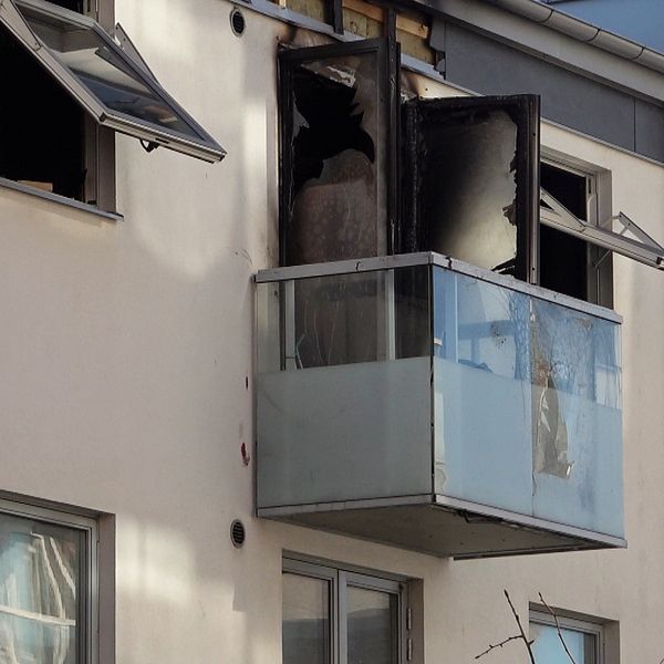 Tvådelad bild: till vänster brandskadad balkong på Drottninghög i Helsingborg i ett flerfamiljshus. Till höger insatsledare från räddningstjänsten Nordvästra Skåne.