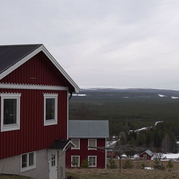 Tvådelad bild. Vänster: röda hus på landsbygden. Höger: person står framför en snötäckt backe.