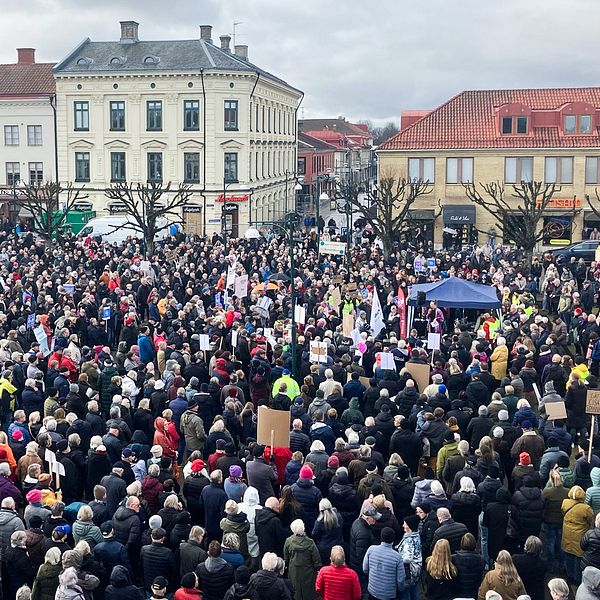 Till vänster folk som demonstrerar på Nya stadens torg, till höger Lisa som ska utvisas till Albanien.