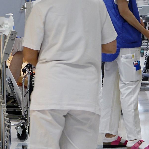 En delad bild med två sektioner. Den vänstra sektionen visar vårdpersonal i en sjukhusmiljö som arbetar med patienter, omgiven av medicinsk utrustning. Den högra sektionen visar en person som intervjuas för en nyhetsrapportering, stående i en modern miljö med belysning i bakgrunden.