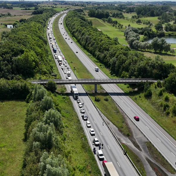 Glassbil voltade på E6 och blockerade Trafiken