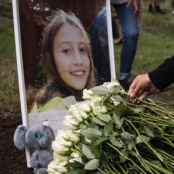 Tvådelad bild med fotografi av ung flicka framför hav av vita rosor till vänster, kvinna i halsduk till höger