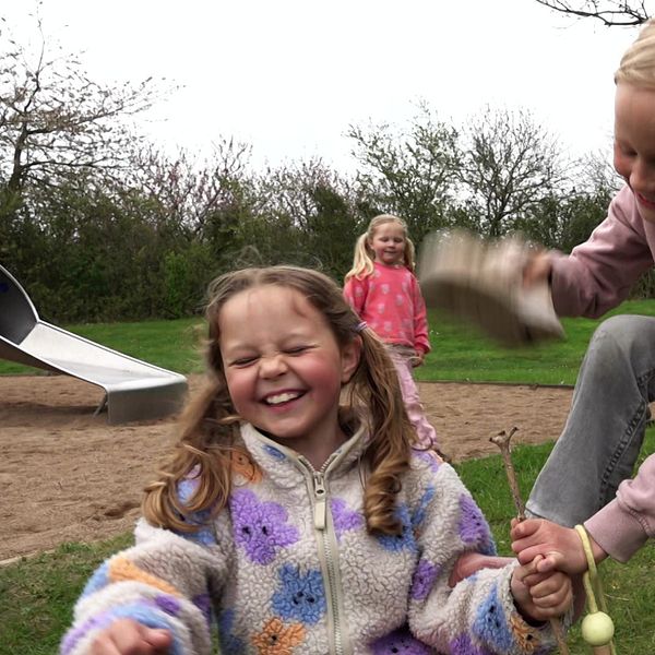 I klippet hör du barnen Ebba och Ella om vad de tycker att föräldrarna inte tillåter dem att ha smartphones och vad de då gör istället.