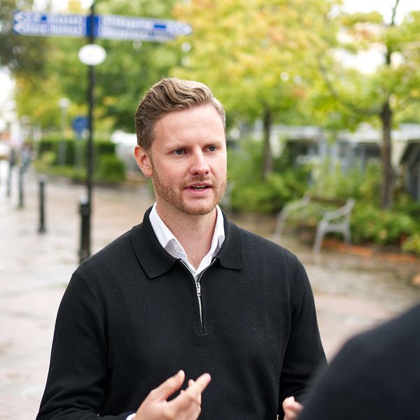 Sebastian Cehlin (M) gestikulerar med sina händer framför USÖ i Örebro.