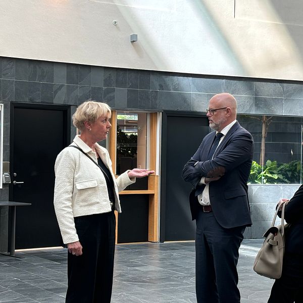 Åklagare och försvarsadvokater i ”Ättiksfallet”står och pratar.