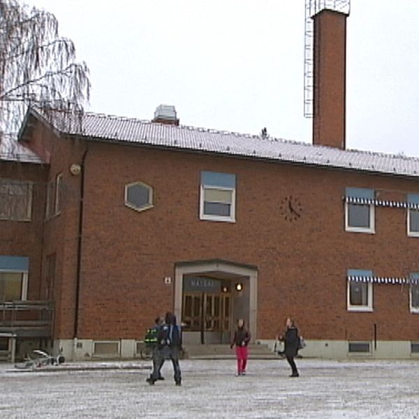 Elever utanför Vattudalsskolan i Strömsund
