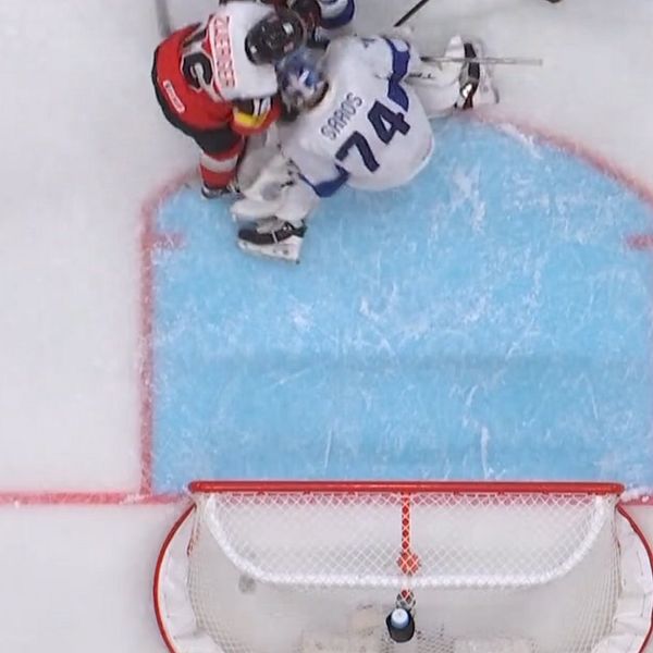 Delad bild. Till vänster: ishockeyspelare vid målbur. Till höger: domare visar gest med armarna.