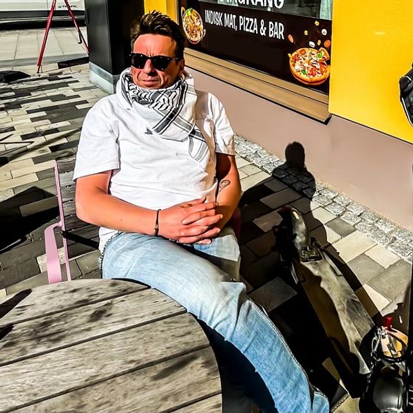 Man bredvid elsparkcykel