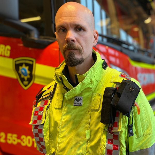 Brandman på brandstationen i Falkenberg och karta med olycksstatistik.