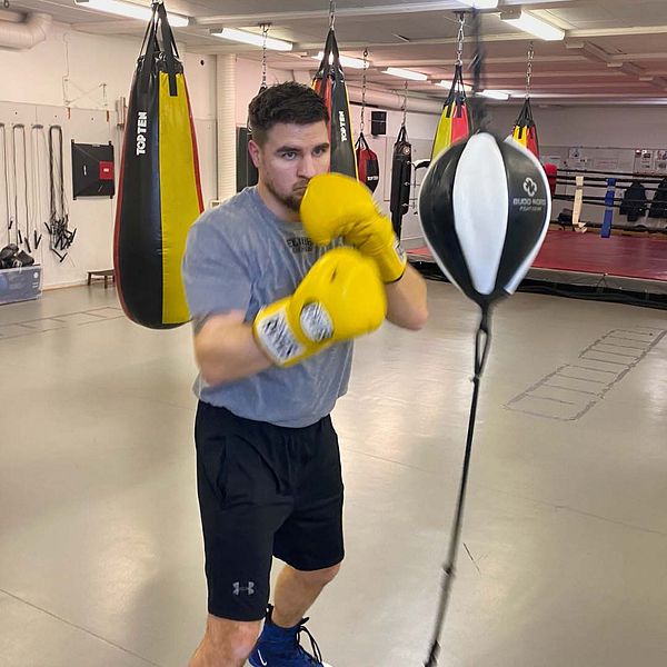 Delad bild: Erik Skoglund tränar mot en boxboll, Porträttbild av Erik skoglund