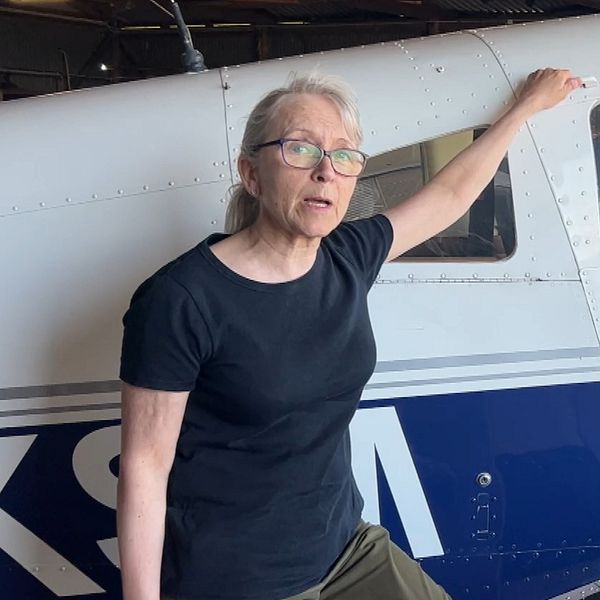 Malin Lidberg, brandflygare står framför planet hon flyger för att spana efter rök