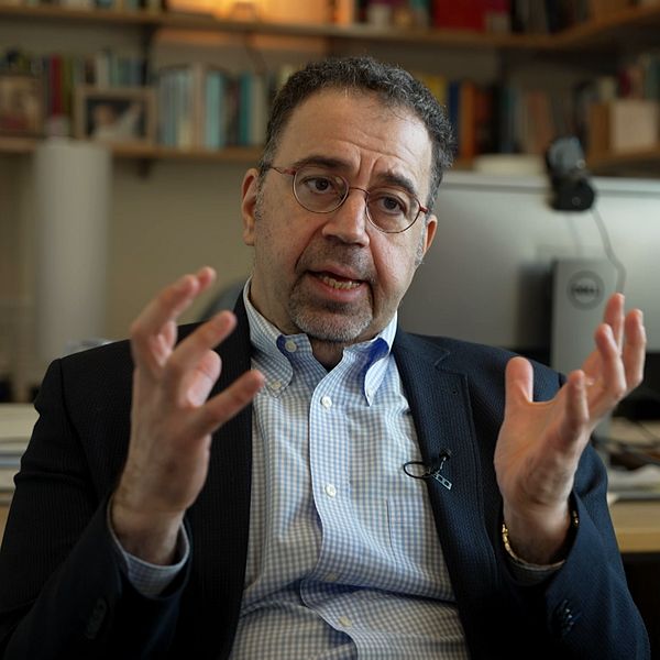 Daron Acemoglu, professor ekonomi MIT och en robot