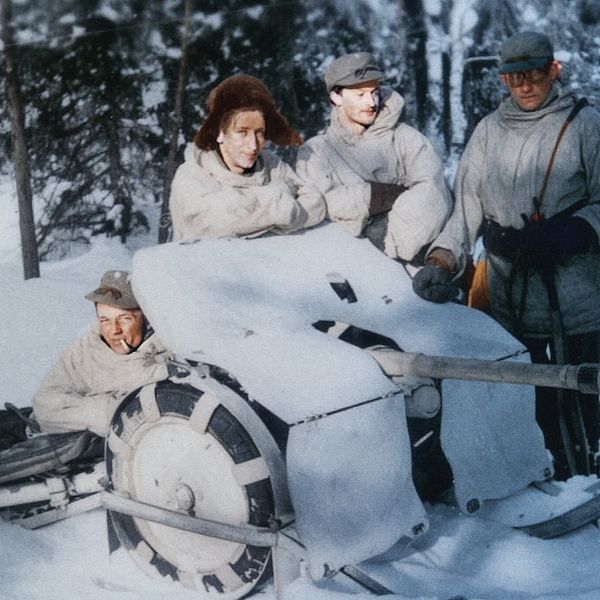 Delad bild. Till vänster: soldater och snötäckt kanon i skog. Till höger: Kristina Lindström vid mikrofon.