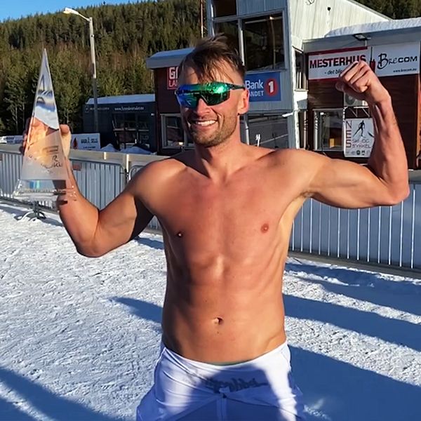 Här får Northug fira med Tour de Ski-pokalen från 2015