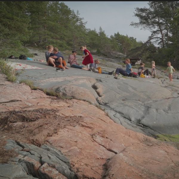Skolflyktingar på en klippa på Åland