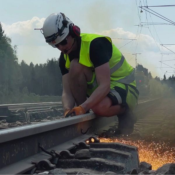 En man som jobbar på järnvägen till vänster i bild och vd:n John Häger till höger.