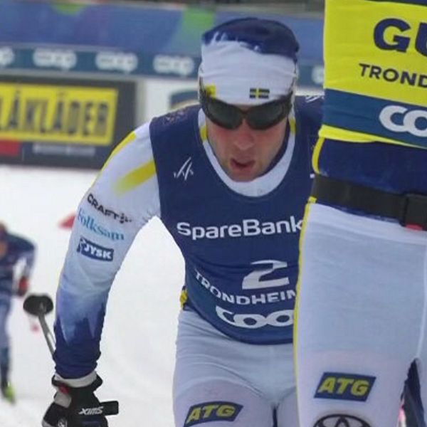 Tvådelad bild. Vänster: Längdskidåkare i tävlingsdräkt. Höger: Skidåkare samtalar vid målgång.