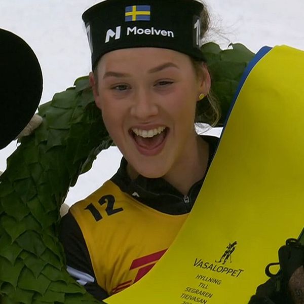 Tvådelad bild. Vänster: En tävlande med segerkrans. Höger: Skidåkare i led på en skidtävlingsbana.