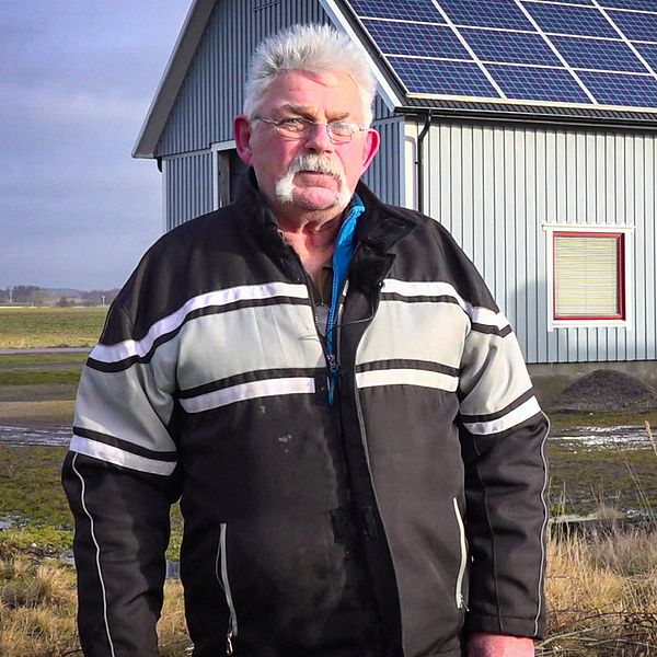 Jörgen Pedersen, 68, står framför sina solceller i Laholms kommun som gett extra bra effekt år 2022 och 2023.