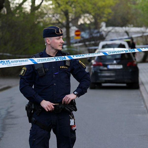 Polis vid mordplatsen på Södermalm i Stockholm