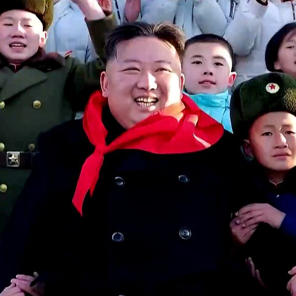 Kim Jong-Un omgiven av nordkoreanska invånare, uppskjutning av missil