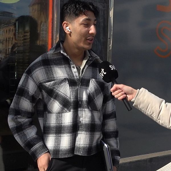 Vänster: Abdulghani Eshaqzahi intervjuas med mikrofon. Höger: närbild på mobiltelefon.