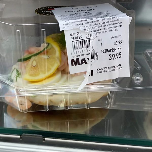 Delad bild: till vänster en förpackning med en grillad kyckling och citronskivor i en kylhylla med en prislapp på 39,95 kronor; till höger en person med axellångt mörkt hår synlig från axlarna och uppåt.