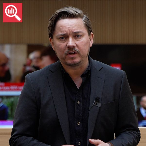 Delad bild. Till vänster: person i mörk kavaj inomhus. Till höger: person i kavaj utomhus.