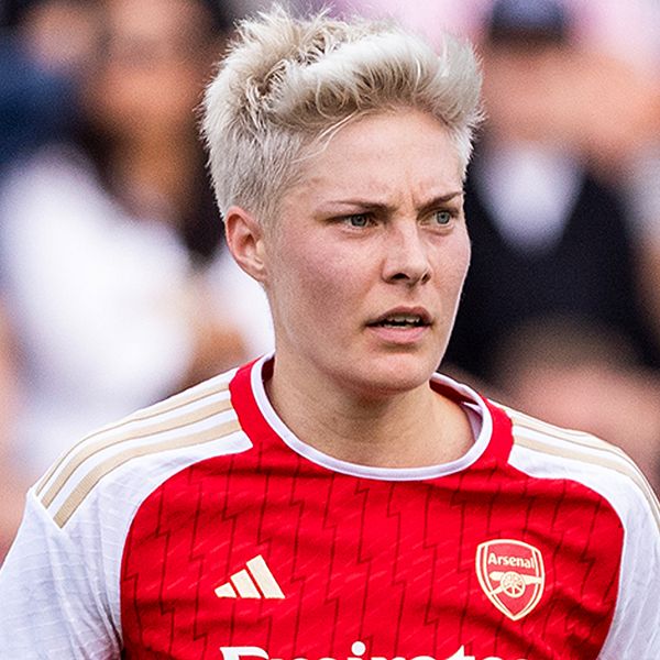 Delad bild. Till vänster: fotbollsspelare i Arsenals matchtröja. Till höger: spelare i grön väst.