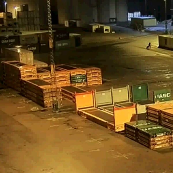 Bilder från när när tullen spanade på de misstänkta. Kokain hade gömts i ett fack i en kylcontainer. I klippet berättar åklagaren om vilken roll den hamnanställde misstänks ha haft i smugglingen.