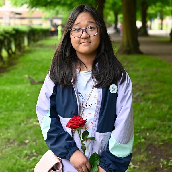 Två sjätteklassare från Skarphagsskolan med medalj och rosor efter skolavslutningen