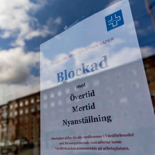 Lapp på en dörr där det står ”blockad”, till vänster förvaltningschef Johan Lindström.