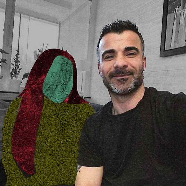 Bildens vänstra sektion visar den mördade Ako tillsammans med en stiliserad illustration av kvinnan som misstänks för dådet. Bildens högra sektion är en bild av den väska vari kroppen hittades.